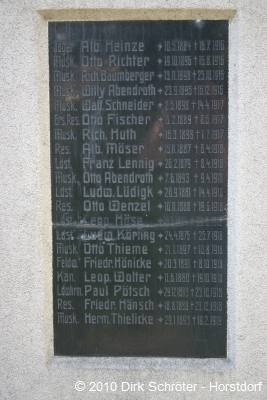 Die Tafel mit den Namen der Gefallenen des Ersten Weltkrieges in Kakau