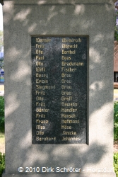 Gedenktafel mit den Namen der im Zweiten Weltkrieg Gefallenen in Kakau