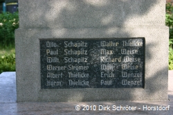 Tafel mit den Namen der Gefallenen aus dem Zweiten Weltkrieg in Kakau